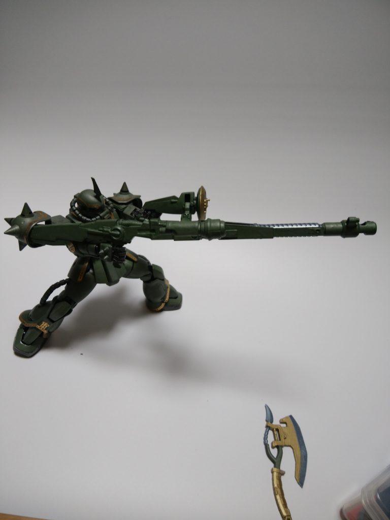 実は肩が稼働するので、そこにビームスマートガンを引っ掛けています。