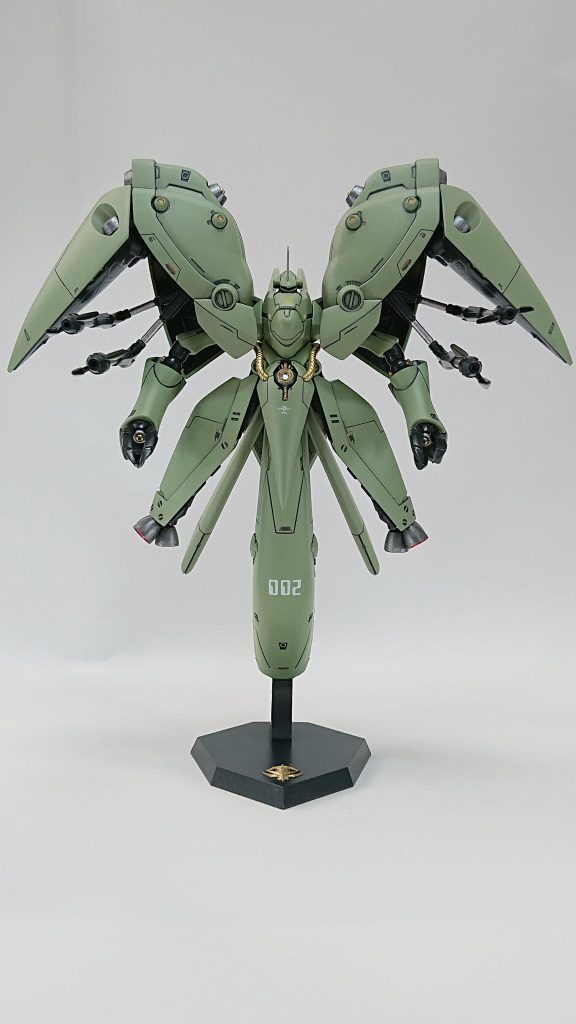 最近細かいモノが見え難くなってきてしまい台座のジオンマークやその他細かい塗り分け大変でした。