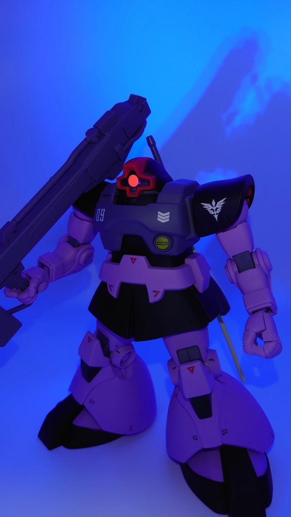 モノアイを蛍光塗料で塗り、ブラックライトで点灯するようにしました。我ながら光る1つ目に惚れ惚れしちゃいます！