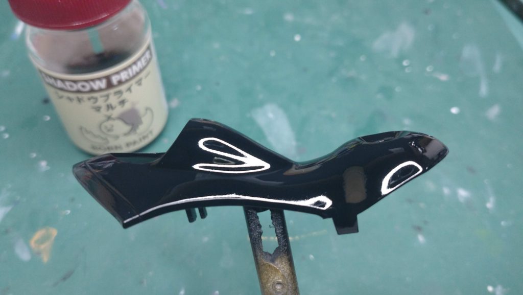 ミラー塗料の下地を高光沢状態にしておきます