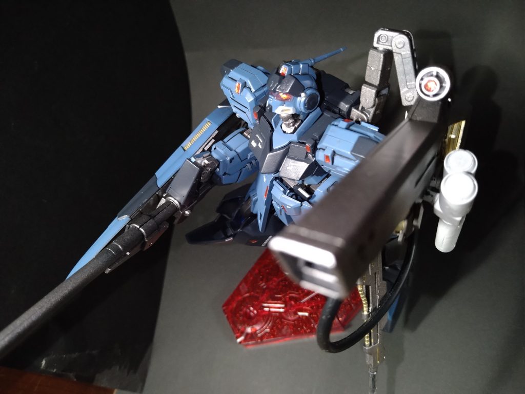 こちらもフレキシブルアームで前方に展開可能です。エネルギータンク2つ分とジェネレーター直結式で、めちゃくちゃ燃費の悪い武装みたいになりました。