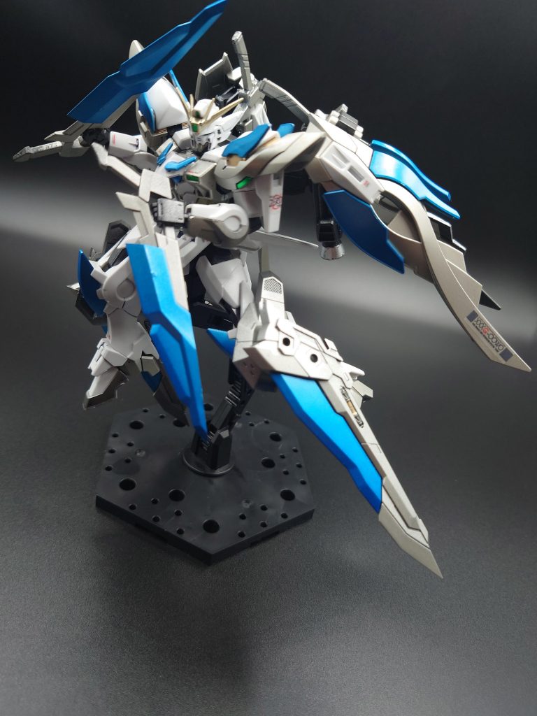 ハンドガンのソードモード&足に搭載したソードでの蹴り。