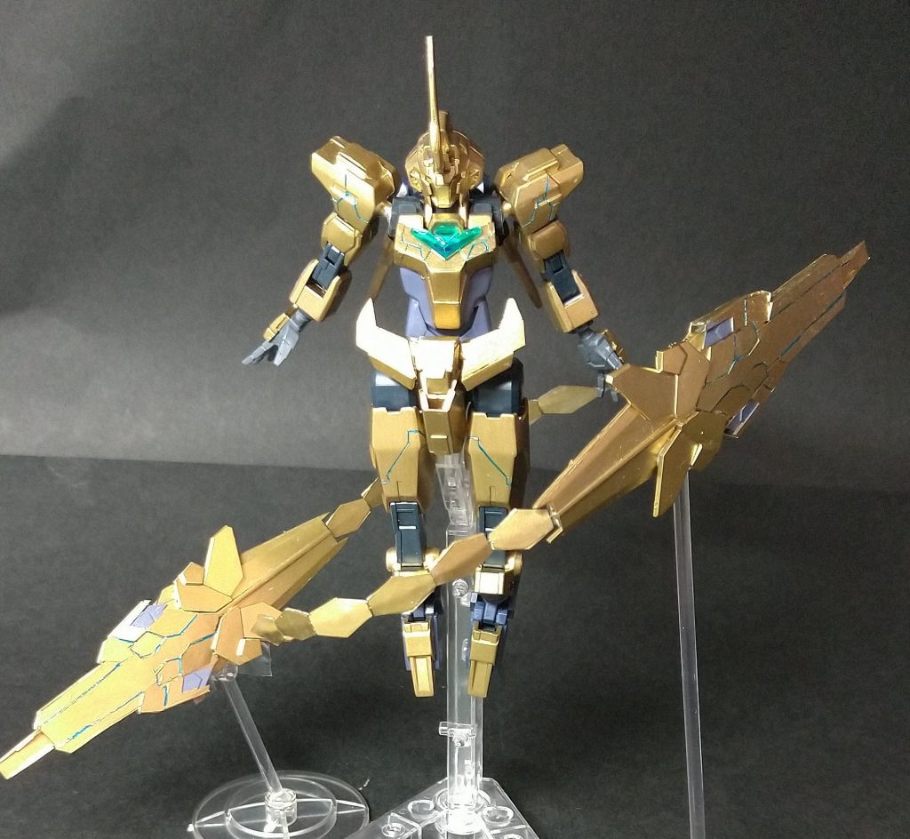 アームドアーマーDE背面に装備された、ファンネルの機能をもつシールド。フェネクスNTver.と同様、姿勢制御用のスタビライザーが装備されている。メガキャノンによる攻撃や、打突攻撃などが可能。ユニコーンのシールドの一部をベースにほぼプラ板でスクラッチです。