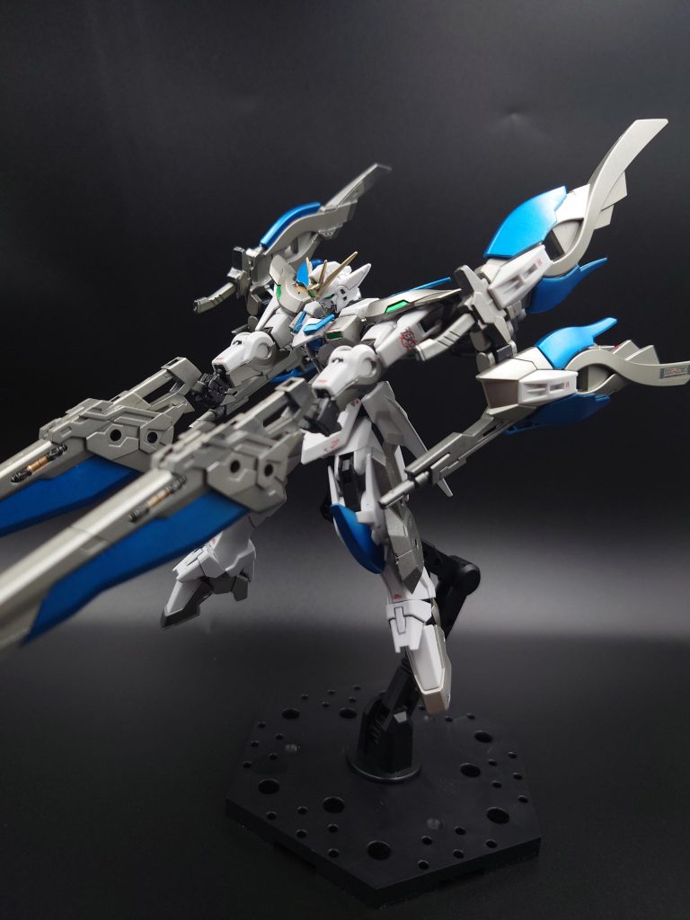 支援機からウイングと追加装備を受け取り換装&フルバーストモード。ソードライフルとウイングにつけられたバスターライフルでの高出力射撃