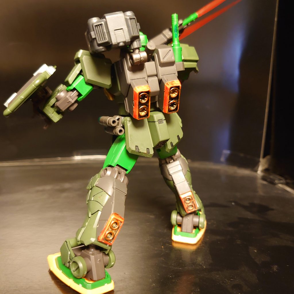 バックショット。赤い部分はガンダムマーカーのロイヤルメタレッド。結構乾くまで時間掛かったり、剥がれやすいのでトップコートが乾くまで油断できず。