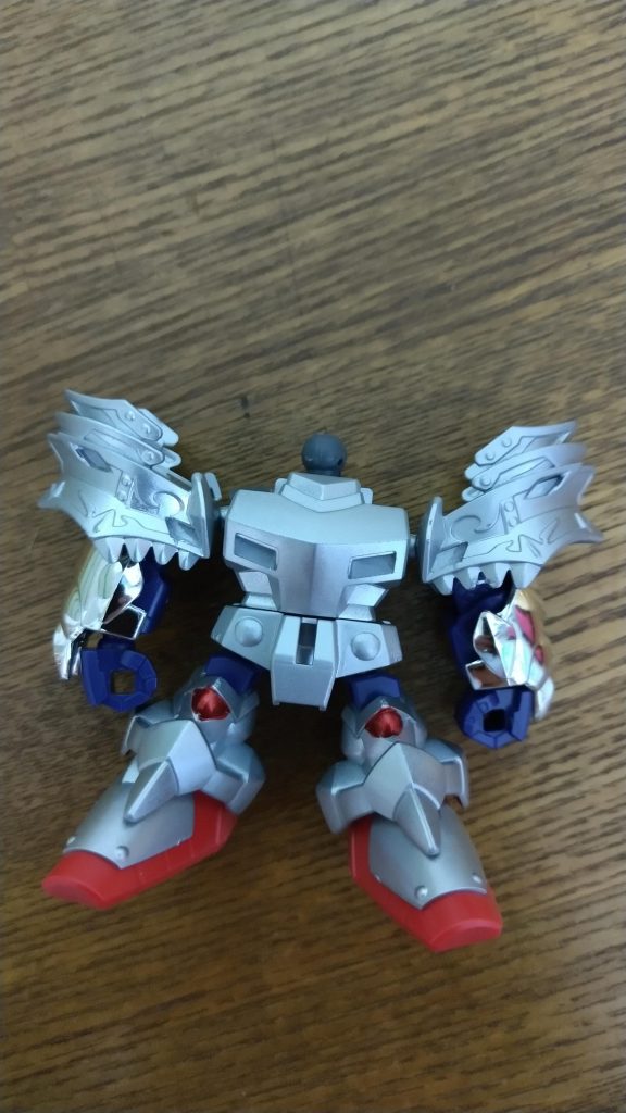 最初はここから始まりました。ベースはバーサルナイトガンダムです。パールホワイトのカラーを塗り替えてそれから切ったり削ったり貼ったり穴を開けたりして作りました。