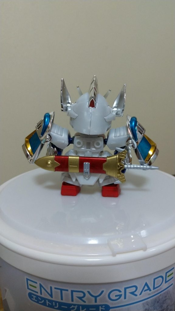 鞘も塗装してあります。剣は裏側が肉抜きされているのでシールのままの方がいいのかなぁ〜、とも思いましたが結局塗装しました。