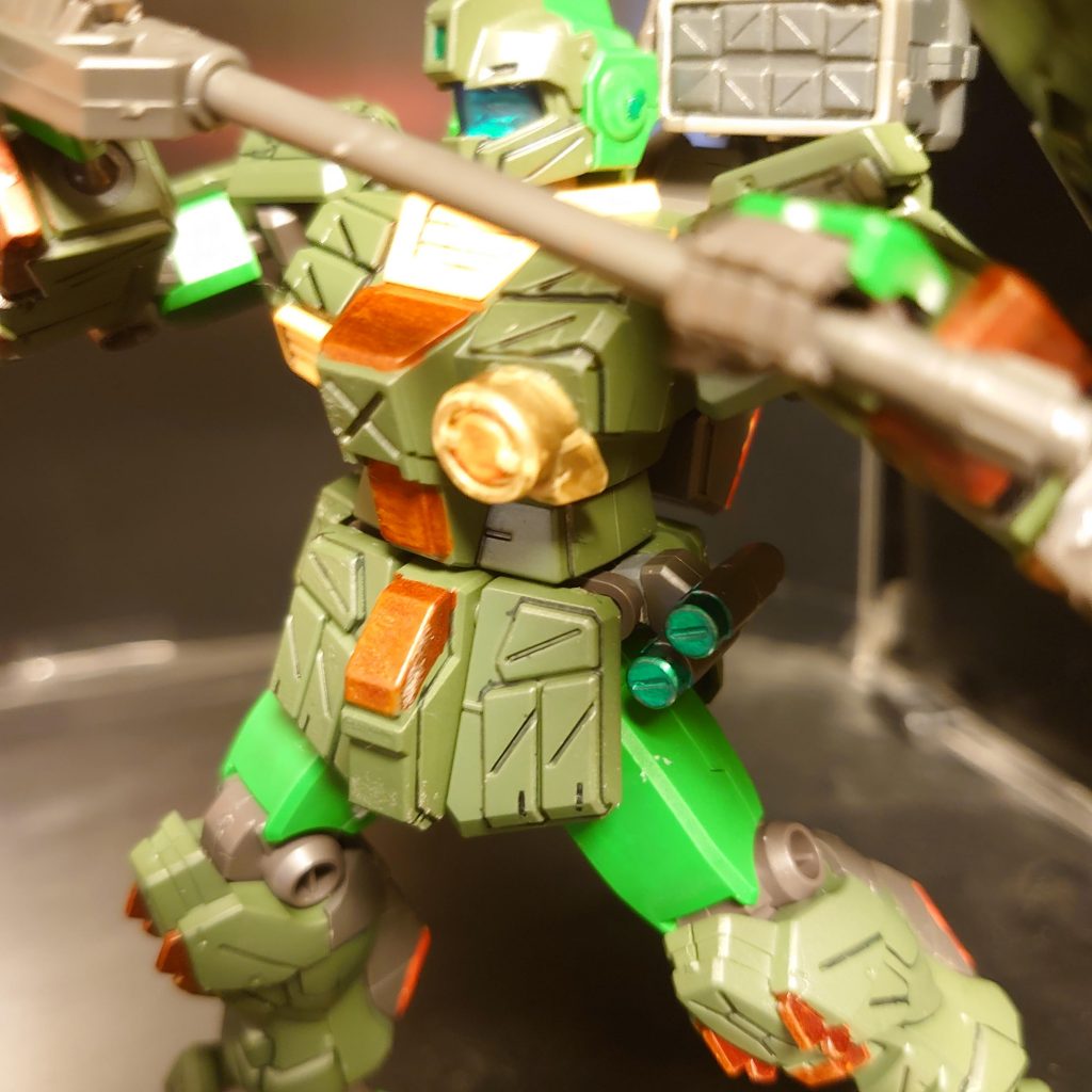 左胸部拡散ビーム砲。(作ろうとしたら左ダクトがすっごい勢いで飛んで逝ってしまったので、代わりに陸戦型ガンダムのように左胸部に武装を追加することに)ドムを参考に、連邦のビーム技術ならきっと大丈夫。左腰部グレネードランチャー。スモークグレネードで相手の視界を奪って突撃!!