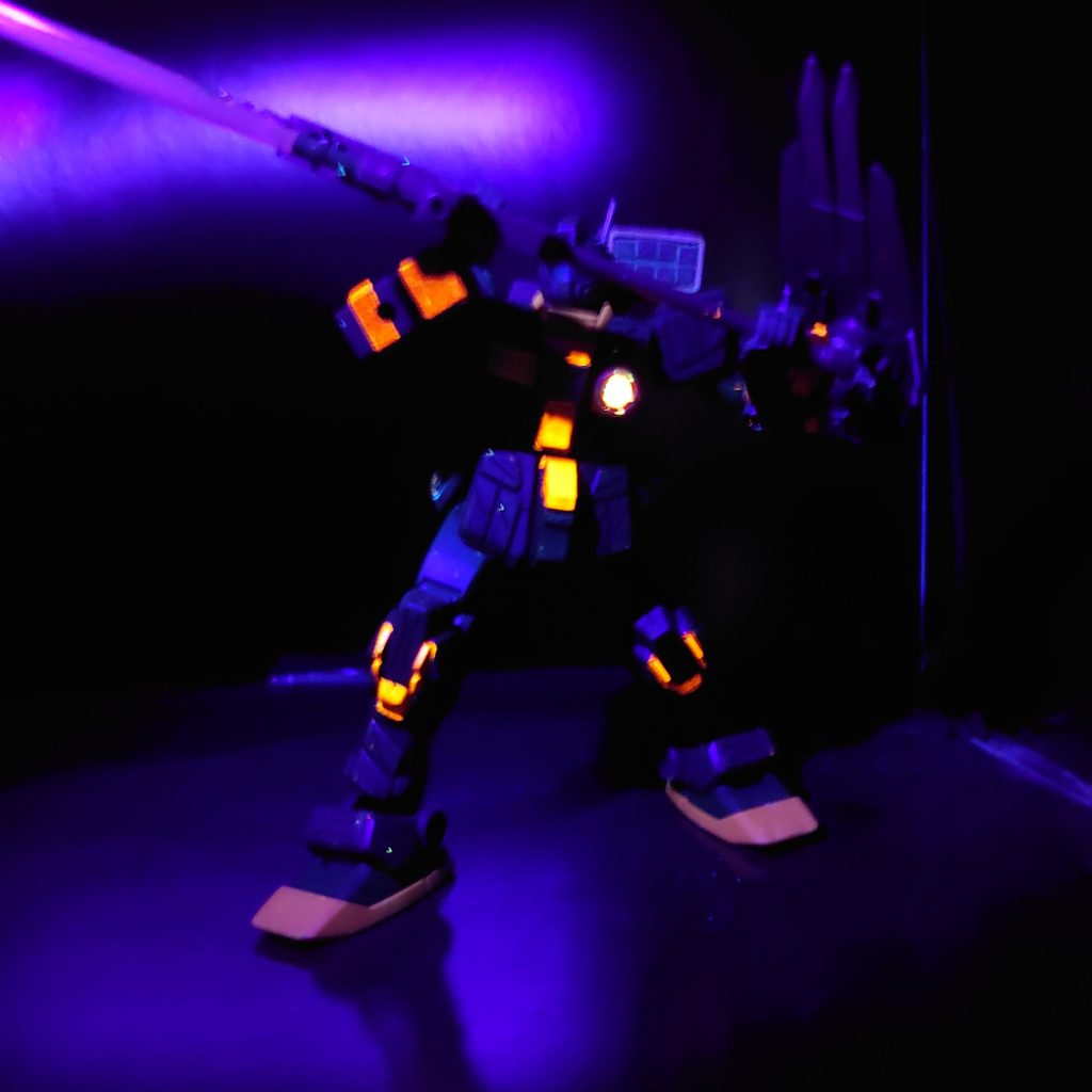 別のガンプラでブンドドしていて、偶々ブラックライトが当たったのだけど、めっちゃ光って驚いた。