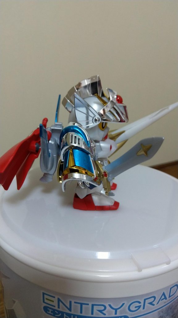 貼っていたシールを剥いでから塗ったのでシール跡のような物がやや気になる……。最初からガンマカで塗装すれば良かった……w