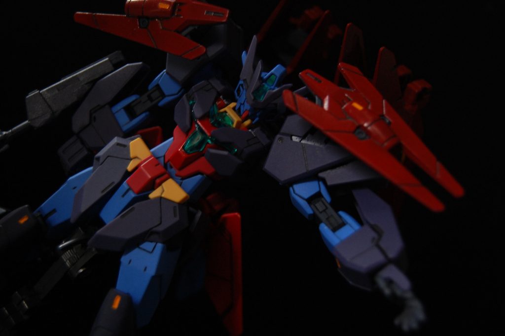 暗めに撮ると粗を少し隠せていいですね。今回スジ堀り・マスクのパテ・マスキング・艶消しトップコートなど初めて挑戦することを一気に行い、全部何かしら失敗しました(泣)。ただ良い経験値になった実感はあり、スジ堀りは特に面白かったので今後も色々やってみようと思います。