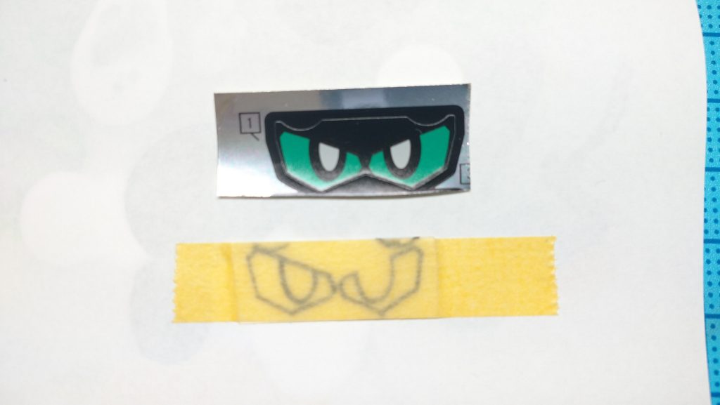 今回、目の塗装にも挑戦。黒部を微調整しながら。