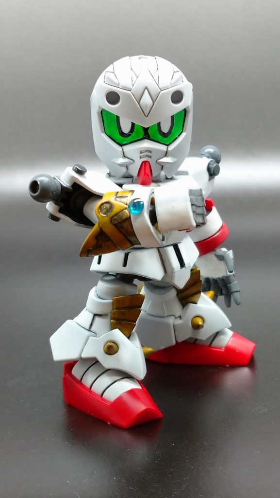 腕の装飾にもクリアパーツ採用。