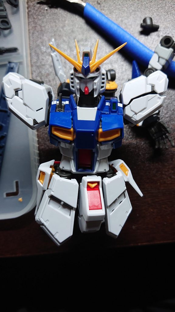 新規造形の肩パーツ（左肩）が、もこもこしてるような感じに見えて好まなかったので、あえて通常肩を採用。（完成品では気持ちスジ彫り入れてます）