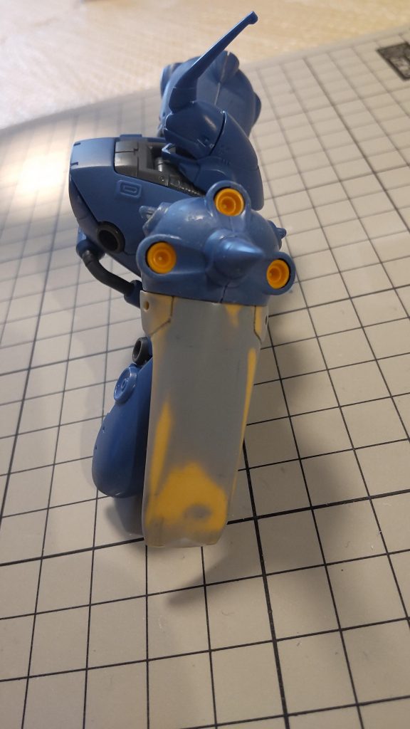 肩アーマー。初めてプラバンとパテを使って自作してみました。なかなか難しいですね。