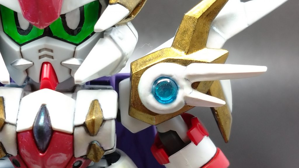 整形後、市販のクリアブルーのパーツをあとから接着。