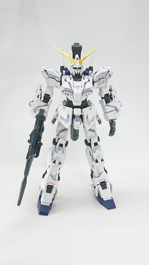 光ってないとサイコフレームやメインカメラが目立ちませんが、スタイリングのバランスは完璧ではないでしょうか。