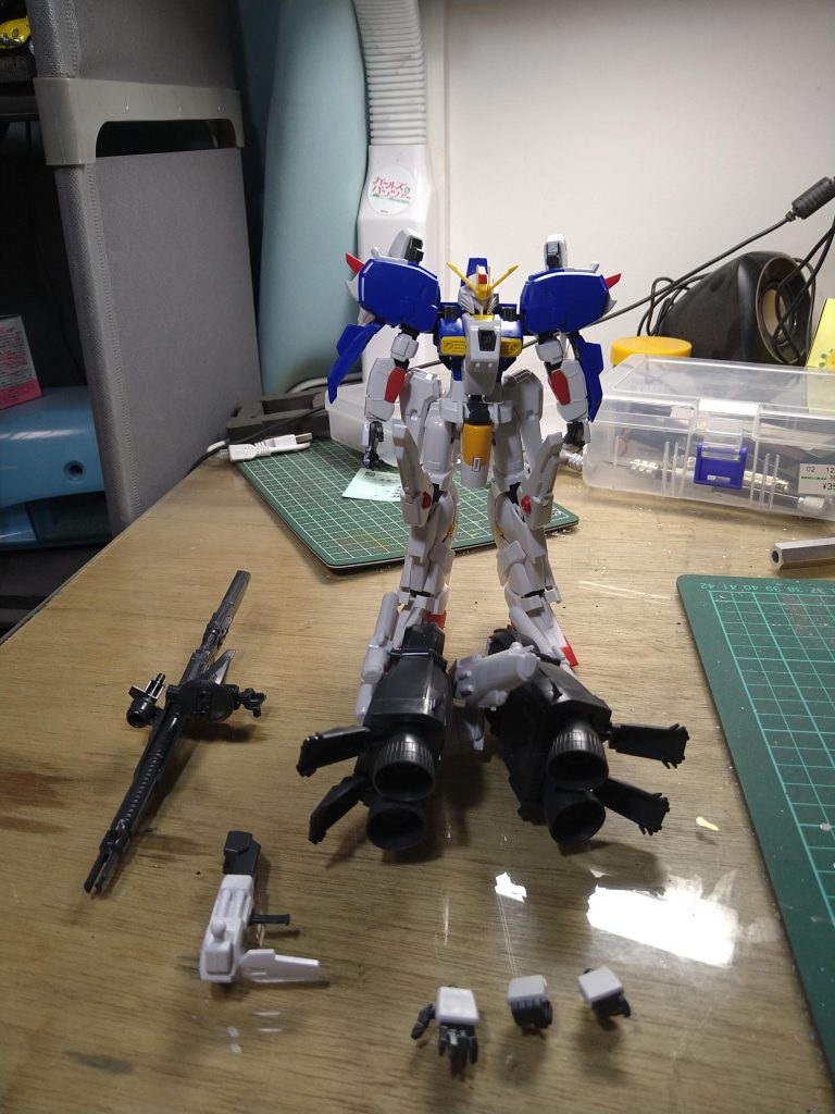 取り敢えず合わせ目消しと仮組み終わった状態ですバックパックがデカすぎる（笑）