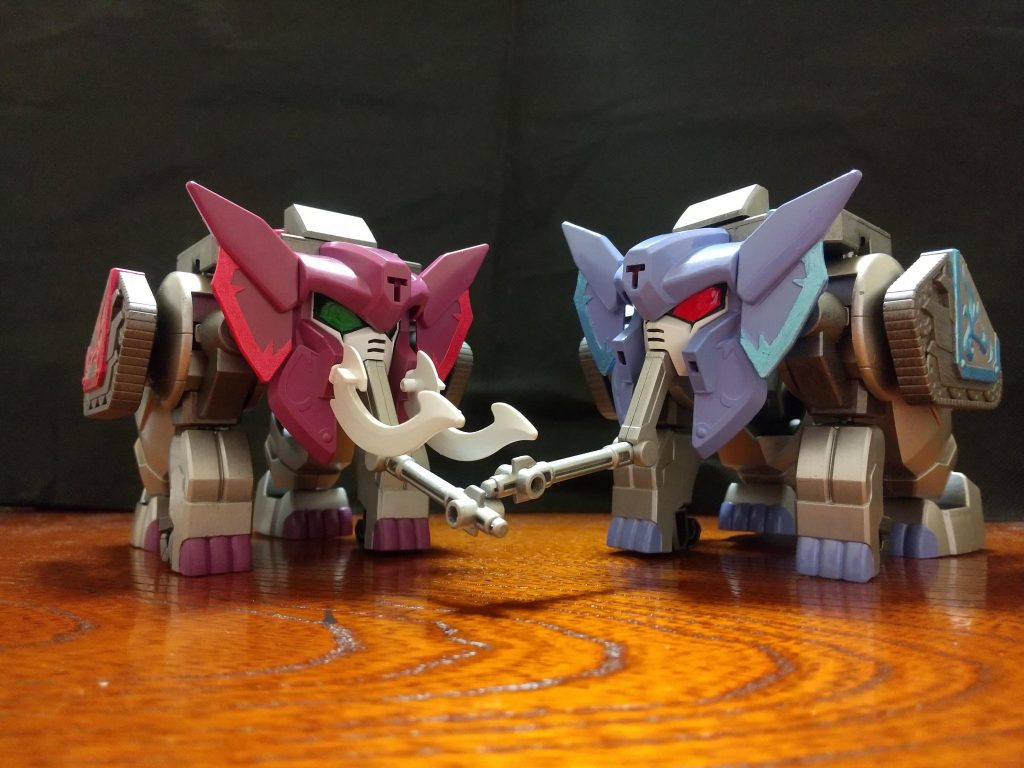 金剛夜迦もはやこのキットの主役と言わんばかりのギミックの多さ青い象さんは小学生の頃に作ってたのをサルベージしてきましま遊び倒していたのでポリキャップがゆるゆるでした。木工ボンドでなんとかしました