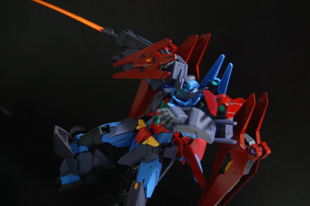 マスクは30MMシエルノヴァの指揮官機用の物の上部を切り取って逆さにしたものです。最初は顔が隠れればなんでもいいやと思ってましたが、逆さにしたら特徴的な形状のマスクになってくれました。マスクをアンテナにくっつければ、アンテナ交換でマスク交換を表現できて便利ですね。フューラーコマンダーのヘッドギアみたいに顔の延長というイメージで色はブルーにしましたが、今見てみるとメリハリがないのでモールドを入れたり部分的に色を入れたほうがよかったかもしれません。