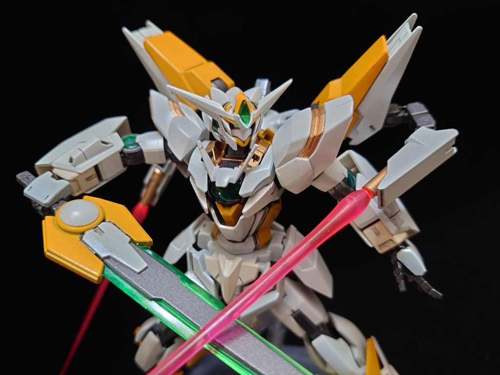 固定武装ですが、ビームサーベル兼ビーム砲のサブアームです。メタルビルドのバックパックに見様見真似で寄せました。