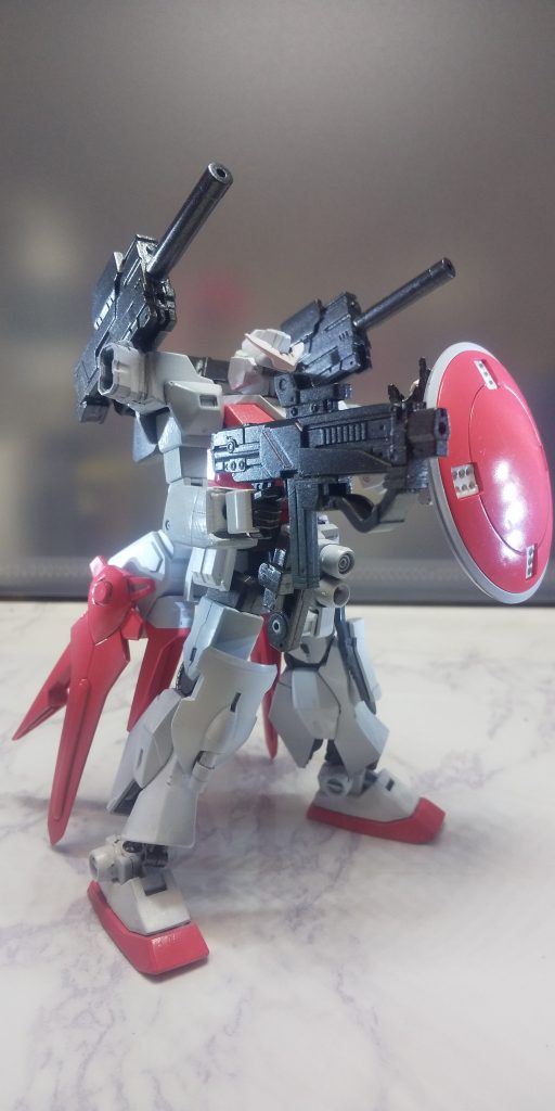 その隊員の要望により、取り回しに優れたショートバレルのビームライフル、背部ビームバルカン、サークルシールド、ボックスビームサーベルを装備。肩に増設された大型スラスター、腰に搭載された大型バーニアが機体の性能上昇に一役買っている。