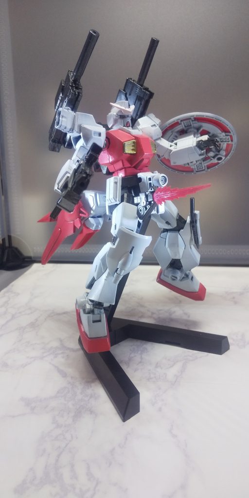 アーマーの一部を取り外し、サブアームを搭載。サイズの小さいビームピストルや小型のビームナイフを持たせることが出来る。なお、他の隊員が使用するジムより拡張性は低い。