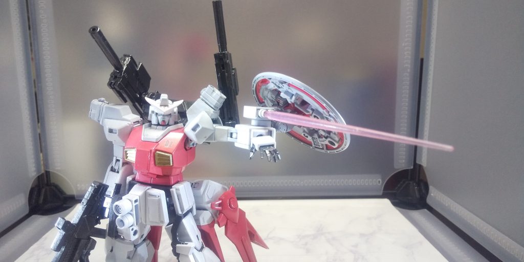 ガンダムタイプを思わせるブレードアンテナを装備。隊長機の証の意味もあるが、ジオンにとってこれ以上ない嫌がらせでもある。なお、隊長は「ガンダムアレルギーなのさ、ジオンは。勿論、我々連邦もな」と苦笑していた。