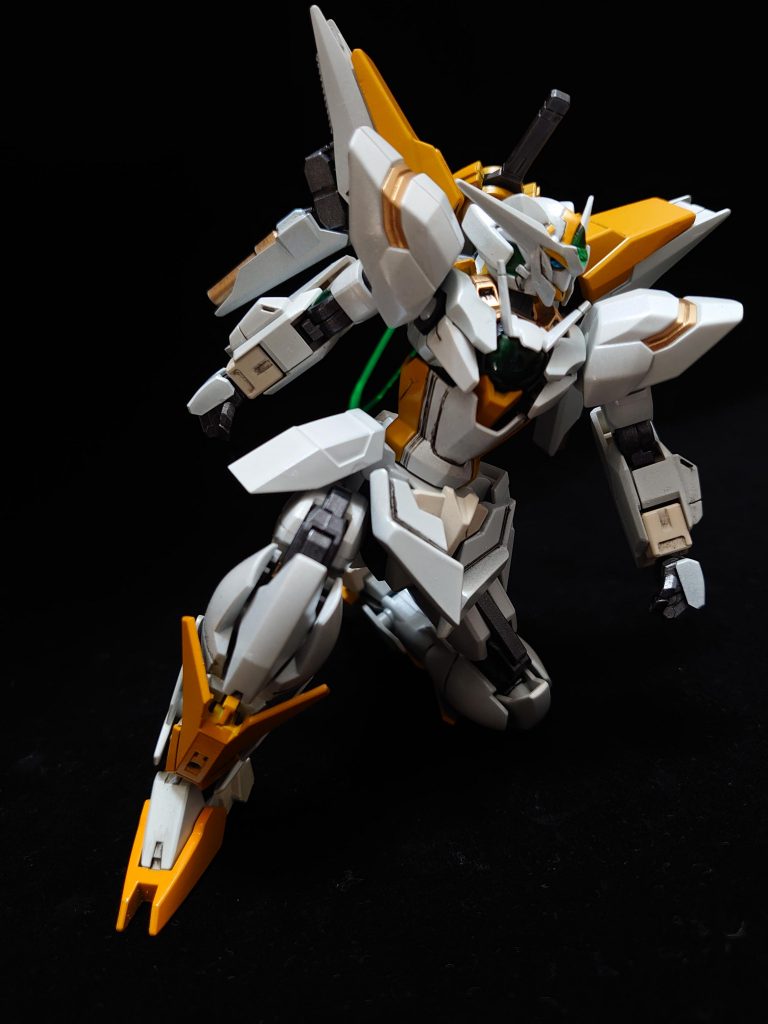 頑張れば膝立ちもできます。股関節はリボガンの外装をクアンタの関節を組み合わせました。