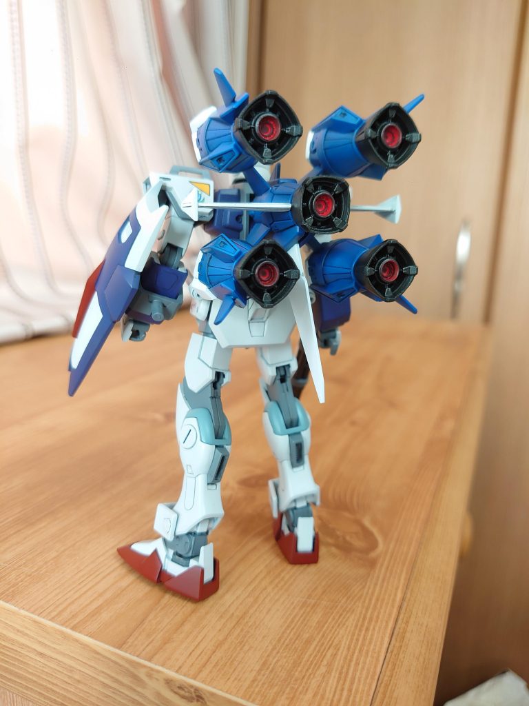 背面。ガンバレルは青系統で塗ってコクピットは外して、メビウスゼロとしての機能はオミットしました。