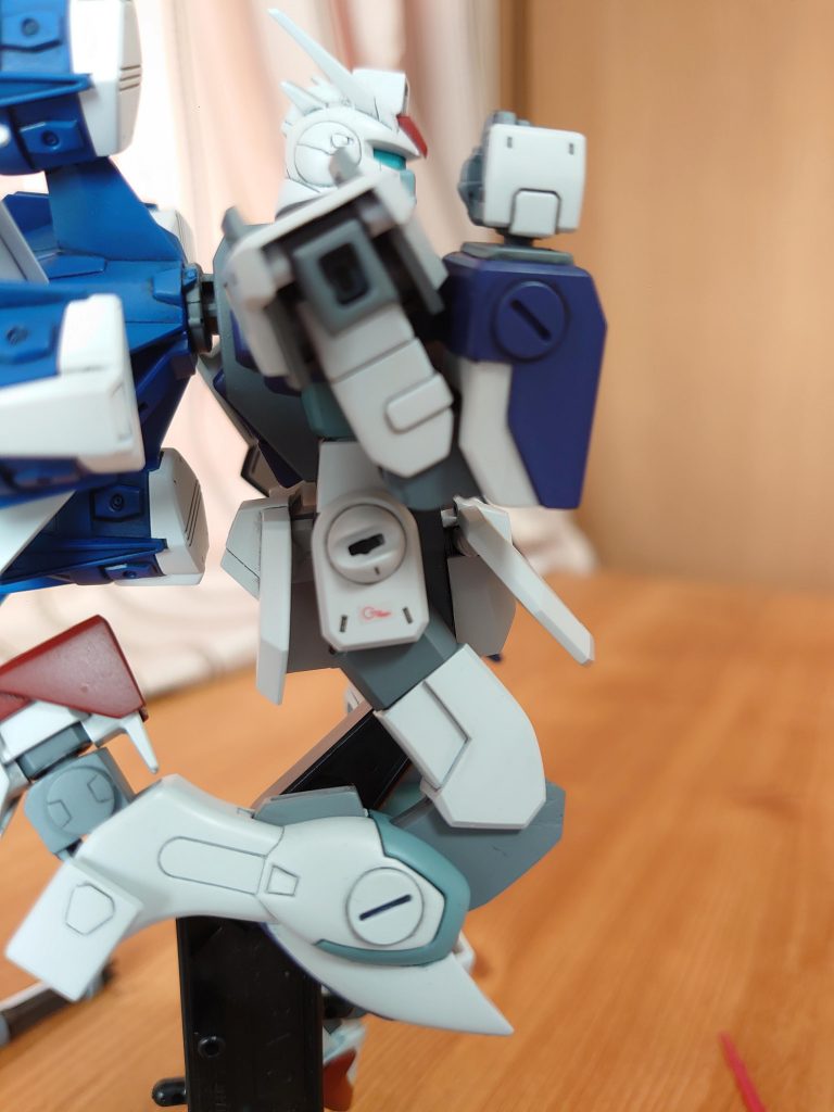 HGCEストライクの関節を入れてるので、元のキットより曲がります