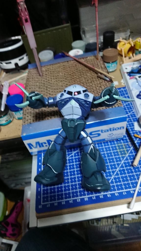 ズゴックはかなり前に制作してつや消しトップコート仕上げしてあったやつを塗装追加して、こんな仕上げにしました。制作の途中少しづつ塗装変わってます。