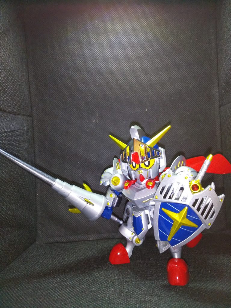 銀色の箇所をマイカシルバーで塗装しました。金色の箇所とアクセント付けにガイアカラーのスターブライト ブラスを筆塗りしました。トップコートをいつもより少し厚塗りして仕上げてみました。