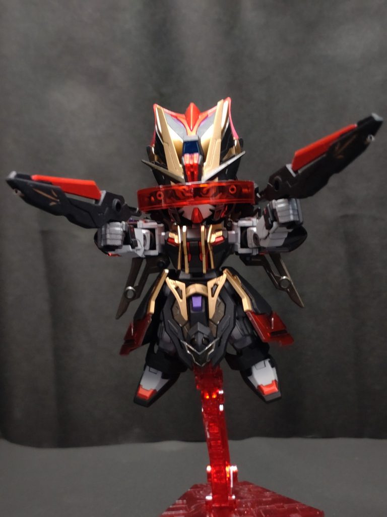 スカウターモード。ピンボケしてしまっていますが、メタルパーツを埋め込んで銃口を追加しました。ブレード部分はカンナがけでシャープ化し、スパークリングシルバー→GXクリアルージュで塗装。いい感じに真紅のブレードになりました。最後までご覧いただき、ありがとうございました。