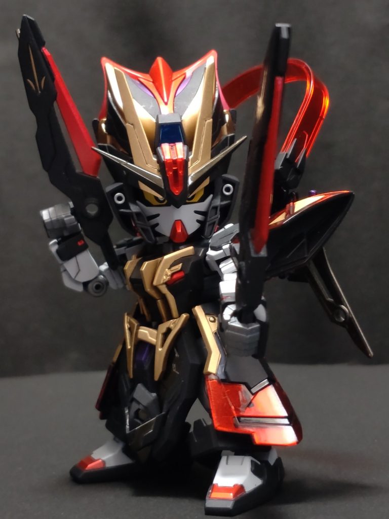 肘関節のお陰で、パッケージアート風のポーズも少しは自然になったと思いますが、股関節があまり開かないため、微妙な感じになってしまいました。SDのポージングはリアルタイプより難しい。