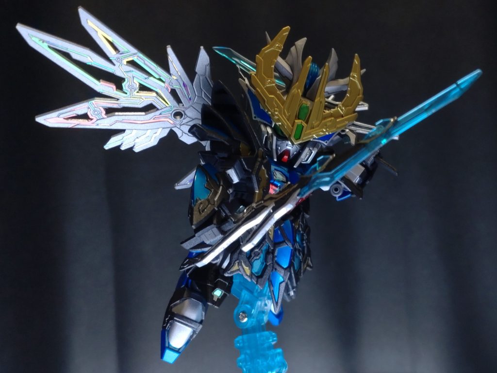 ポーズをつけてパシャリ。肘関節を導入したのですが、肩の鎧や兜が干渉して労力の割には残念な感じに。まあ、かっこいいから良し。