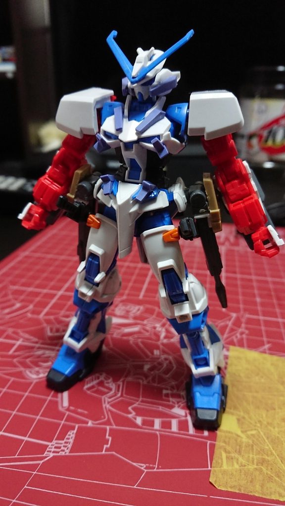 最初は腰アーマーに接続軸の追加をしていましたが腰アーマーがポロポロとれるのと腕を内側に閉じれなくなったので直接軸を埋め込むことで今回の形になりましたご覧いただきありがとうございました!