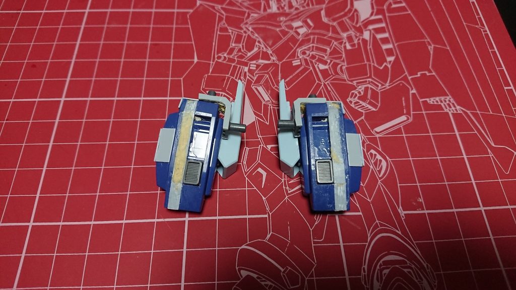 脚部ブースターはライトニングの肩パーツの間にプラ板を積層、修正はパテを使いました腰アーマーとの接続は肩パーツの接続パーツのボール部分をカットして使っています両サイドはプラ板による箱組です