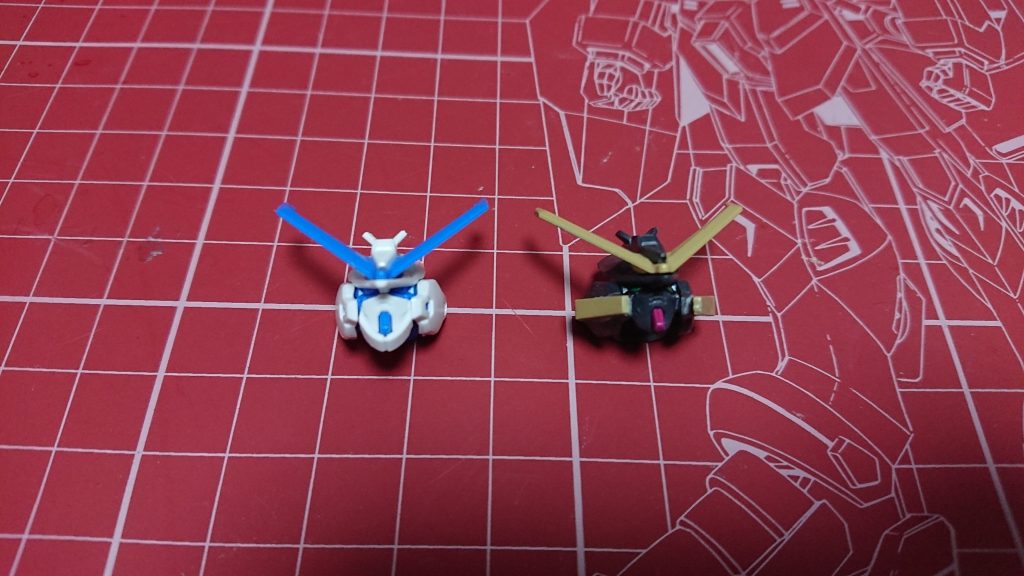 頭部はブルーフレームを使用顎を削りシャープにしたことで顎を下げれるようになりました両サイドにジャンクパーツを追加しています