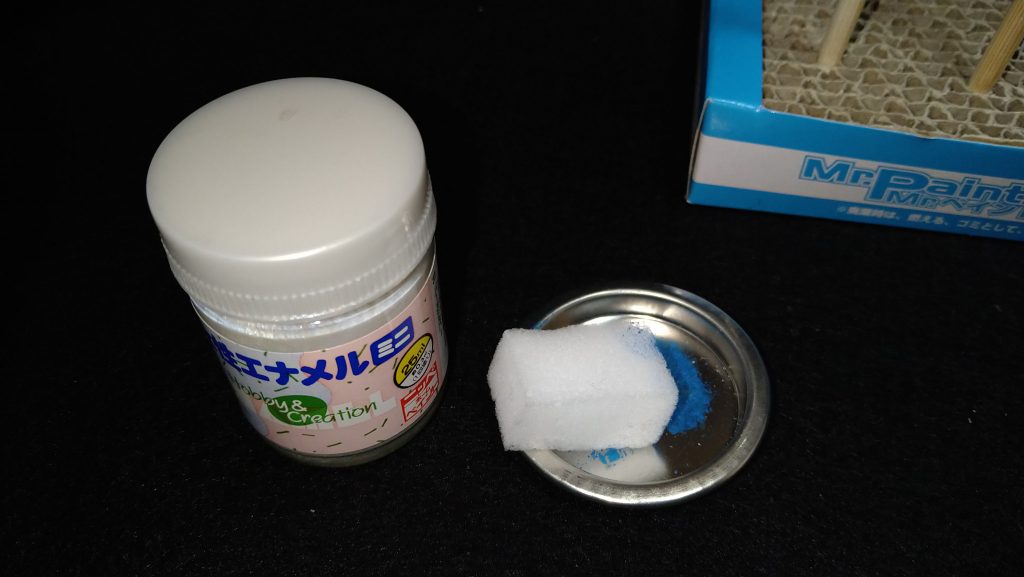 メラミンスポンジに塗料を含ませて、パーツにトントン押し当てて塗料をのせます。