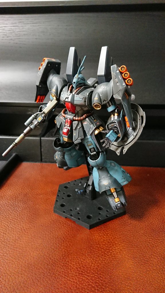 必殺缶スプレー80、筆塗り20の塗装で、エナメルシルバーでスミ入れし失敗し、エナメルブラックをスミ入れし色が滲み...挙げ句の果てには接着剤をボディーにぶちまけると散々でした...