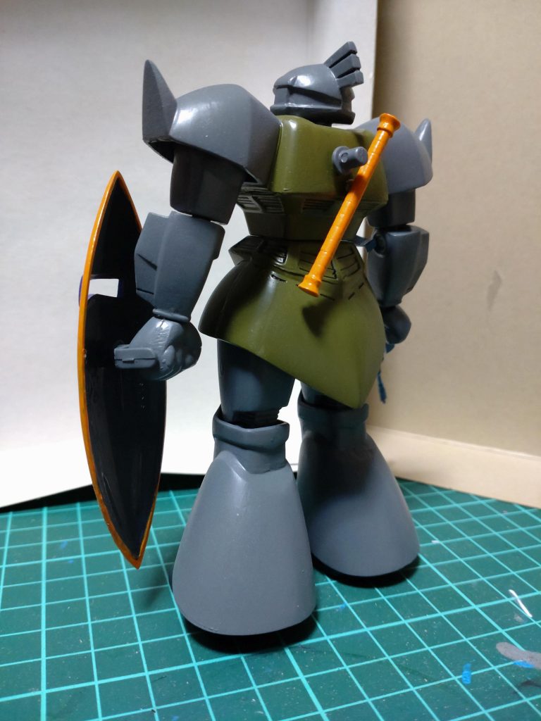 たくましいうしろすがた関節はほぼ動きません。肩と胸が一体になってて、腕部も何故かボールジョイントになってますが、全然動きません。