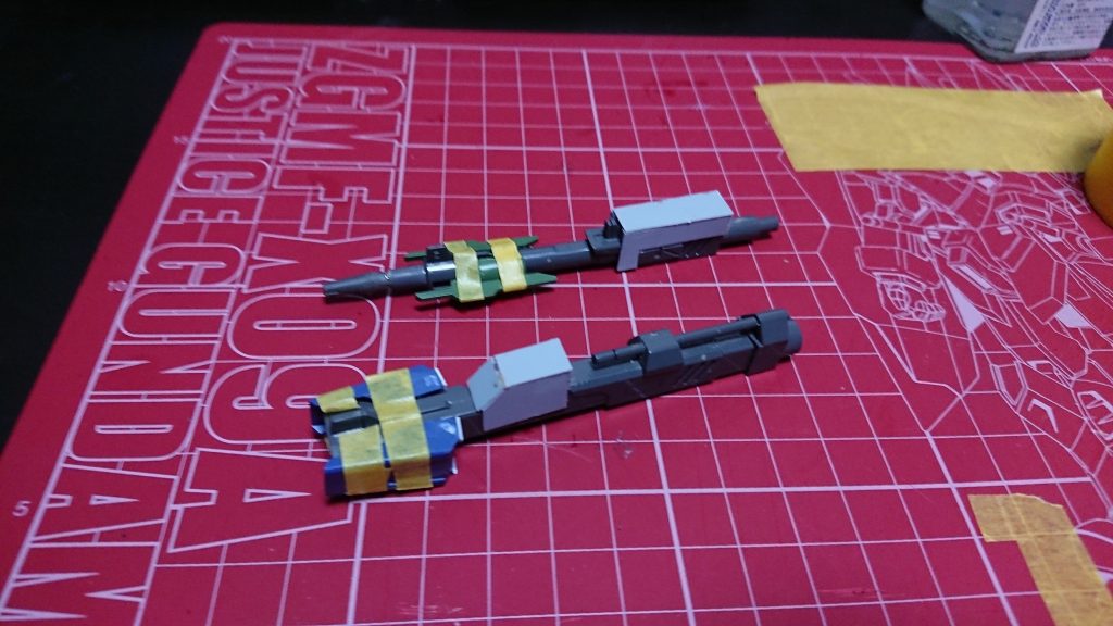 A形態時のガンランチャーと高エネルギービーム砲の改造中ポリキャップで接続できるようにヴェルデバスターでの接続部分をくりぬきポリキャップを埋め込みましたまた、プラ板とジャンクパーツ、ヴェルデバスターの元パーツで強化パーツ部分を作成しました