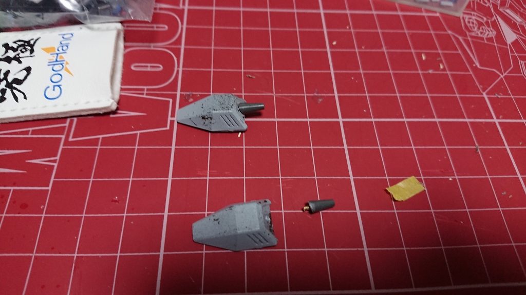 A形態時の腕部、/A時の肩部に追加された強化型アルムファイヤーフォビドゥンの腕から拝借パーツをカットし、内部にポリキャップを追加しパテで穴埋め、ヴェルデバスターの武器から砲身を切り取り真鍮線で固定、接着しましたもとのままだと味気なかったのでこの砲身の追加は今回のお気に入りポイントだったりします