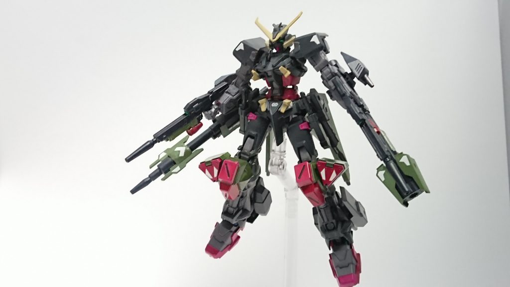 ガンダムシュバルツアストレイA(アサルト)射撃戦闘に特化させた形態脚部にヴェルデバスターから流用したミサイルポッドとジャンクパーツのミサイルを組み合わせたものを装備腕部にはガンランチャー、高エネルギービーム砲を装備合体機構が廃止されていたものを再び合体できるように装甲パーツを変更させましたもう1つの武装はフォビドゥンの腕部武装アルムファイヤーは砲身を追加された強化型になっていますまた、ライフルはアストレイのものをベースにジャンクパーツからグレネードを作成、追加しています