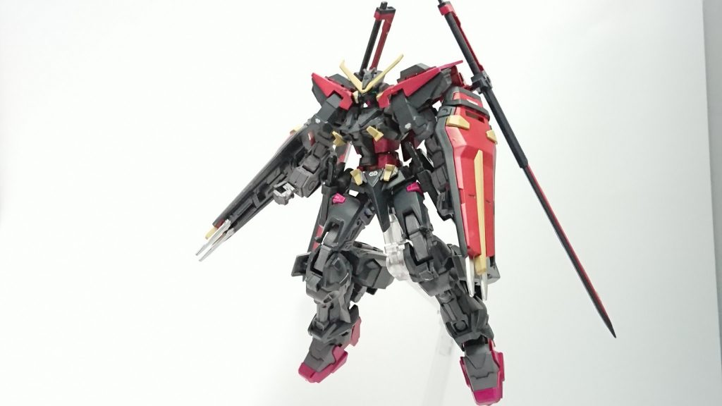 ガンダムシュバルツアストレイ/(スラッシュ)近接戦闘に特化させた形態武装の腕部ガトリングが外れアーマーシュナイダー内蔵ビームシールドを装備バックパックが追加されエクスカリバーを改造した武装アスカロンが装備されています