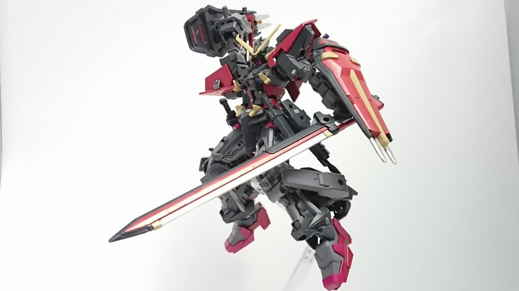 エクスカリバーのビーム部分を実体刃にしたものガンプラバトルで使うならビーム兵装に耐性のある鉄血系機体にも対応できる装備が必要と思い改造しましたバックパックにマウントされているものを掴めるようになっています