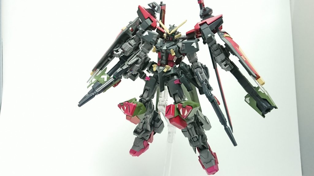 ガンダムシュバルツアストレイ/A(スラッシュアサルト)2形態を合わせた形態バックパックに追加されたサブアームで追加された武装を扱えるので全ての武装を惜しみ無く使えるようになっていますこの形態かなり重量あります