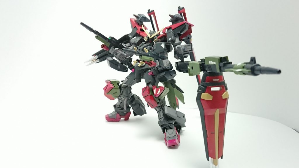 ガンランチャー、高エネルギービーム砲合体形態片腕での発射になるのでシールドで固定前提です威力は絶大、連射不可、地上戦限定と限られていますがロマン砲としてこれは外せなかった