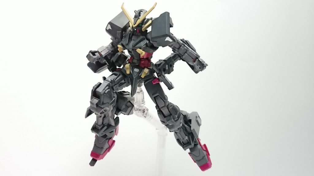 足先アーマーシュナイダー脚部ブースターの推進力をのせることで威力のある一撃を放てます